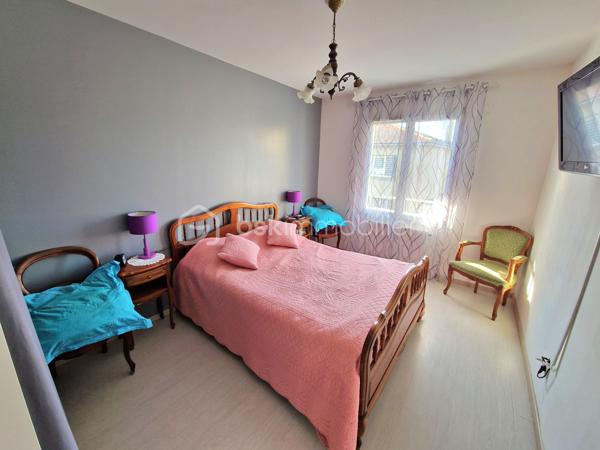 APPARTEMENT T3 A VENDRE 
dans un bel immeuble récent au norme pmr de 2013 - sécurisé par badge et interphone. Tous les commerces du centre et les bords de loire sont accessibles à 5 mn à
pied à Andrézieux-Bouthéon centre (42160) Loire. - L'appartement se situe au 1er étage - avec ascenseur. I| comprend une entrée avec vestiaire - wc indépendant 2m2-² chambres 13-12m²-une
salle d'eau 6m² un cellier et une cuisine équipée ouverte sur séiour de 32m² donnant sur une grande
terrasse plein sud de 13m² avec stores électriques.
Vous disposez d'un chauffage central  individuel gaz - double vitrage et volets électriques. Dans l'enceinte sécurisée de limmeuble - on dispose également d'un  garage de 18m² avec portail électrique. Très bon état
général. Secteur calme. N'attendez plus il est fait pour vous!! la vidéo est sur mon site Alexandre serre  bsk immobilier.Visite 7/7
