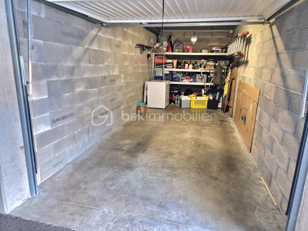 APPARTEMENT T3 A VENDRE 
dans un bel immeuble récent au norme pmr de 2013 - sécurisé par badge et interphone. Tous les commerces du centre et les bords de loire sont accessibles à 5 mn à
pied à Andrézieux-Bouthéon centre (42160) Loire. - L'appartement se situe au 1er étage - avec ascenseur. I| comprend une entrée avec vestiaire - wc indépendant 2m2-² chambres 13-12m²-une
salle d'eau 6m² un cellier et une cuisine équipée ouverte sur séiour de 32m² donnant sur une grande
terrasse plein sud de 13m² avec stores électriques.
Vous disposez d'un chauffage central  individuel gaz - double vitrage et volets électriques. Dans l'enceinte sécurisée de limmeuble - on dispose également d'un  garage de 18m² avec portail électrique. Très bon état
général. Secteur calme. N'attendez plus il est fait pour vous!! la vidéo est sur mon site Alexandre serre  bsk immobilier.Visite 7/7
