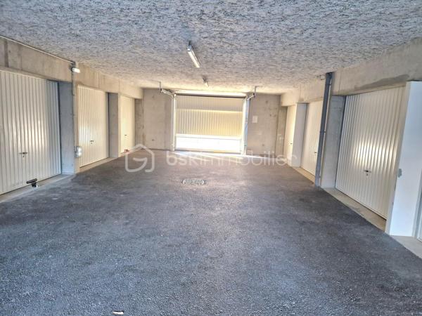 APPARTEMENT T3 A VENDRE 
dans un bel immeuble récent au norme pmr de 2013 - sécurisé par badge et interphone. Tous les commerces du centre et les bords de loire sont accessibles à 5 mn à
pied à Andrézieux-Bouthéon centre (42160) Loire. - L'appartement se situe au 1er étage - avec ascenseur. I| comprend une entrée avec vestiaire - wc indépendant 2m2-² chambres 13-12m²-une
salle d'eau 6m² un cellier et une cuisine équipée ouverte sur séiour de 32m² donnant sur une grande
terrasse plein sud de 13m² avec stores électriques.
Vous disposez d'un chauffage central  individuel gaz - double vitrage et volets électriques. Dans l'enceinte sécurisée de limmeuble - on dispose également d'un  garage de 18m² avec portail électrique. Très bon état
général. Secteur calme. N'attendez plus il est fait pour vous!! la vidéo est sur mon site Alexandre serre  bsk immobilier.Visite 7/7