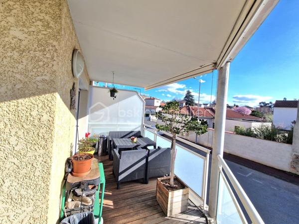 APPARTEMENT T3 A VENDRE 
dans un bel immeuble récent au norme pmr de 2013 - sécurisé par badge et interphone. Tous les commerces du centre et les bords de loire sont accessibles à 5 mn à
pied à Andrézieux-Bouthéon centre (42160) Loire. - L'appartement se situe au 1er étage - avec ascenseur. I| comprend une entrée avec vestiaire - wc indépendant 2m2-² chambres 13-12m²-une
salle d'eau 6m² un cellier et une cuisine équipée ouverte sur séiour de 32m² donnant sur une grande
terrasse plein sud de 13m² avec stores électriques.
Vous disposez d'un chauffage central  individuel gaz - double vitrage et volets électriques. Dans l'enceinte sécurisée de limmeuble - on dispose également d'un  garage de 18m² avec portail électrique. Très bon état
général. Secteur calme. N'attendez plus il est fait pour vous!! la vidéo est sur mon site Alexandre serre  bsk immobilier.Visite 7/7