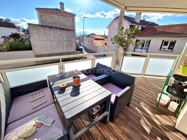 APPARTEMENT T3 A VENDRE 
dans un bel immeuble récent au norme pmr de 2013 - sécurisé par badge et interphone. Tous les commerces du centre et les bords de loire sont accessibles à 5 mn à
pied à Andrézieux-Bouthéon centre (42160) Loire. - L'appartement se situe au 1er étage - avec ascenseur. I| comprend une entrée avec vestiaire - wc indépendant 2m2-² chambres 13-12m²-une
salle d'eau 6m² un cellier et une cuisine équipée ouverte sur séiour de 32m² donnant sur une grande
terrasse plein sud de 13m² avec stores électriques.
Vous disposez d'un chauffage central  individuel gaz - double vitrage et volets électriques. Dans l'enceinte sécurisée de limmeuble - on dispose également d'un  garage de 18m² avec portail électrique. Très bon état
général. Secteur calme. N'attendez plus il est fait pour vous!! la vidéo est sur mon site Alexandre serre  bsk immobilier.Visite 7/7