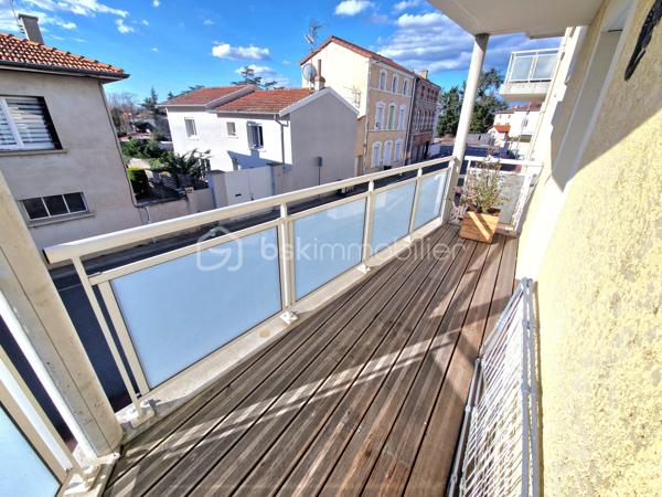 APPARTEMENT T3 A VENDRE 
dans un bel immeuble récent au norme pmr de 2013 - sécurisé par badge et interphone. Tous les commerces du centre et les bords de loire sont accessibles à 5 mn à
pied à Andrézieux-Bouthéon centre (42160) Loire. - L'appartement se situe au 1er étage - avec ascenseur. I| comprend une entrée avec vestiaire - wc indépendant 2m2-² chambres 13-12m²-une
salle d'eau 6m² un cellier et une cuisine équipée ouverte sur séiour de 32m² donnant sur une grande
terrasse plein sud de 13m² avec stores électriques.
Vous disposez d'un chauffage central  individuel gaz - double vitrage et volets électriques. Dans l'enceinte sécurisée de limmeuble - on dispose également d'un  garage de 18m² avec portail électrique. Très bon état
général. Secteur calme. N'attendez plus il est fait pour vous!! la vidéo est sur mon site Alexandre serre  bsk immobilier.Visite 7/7