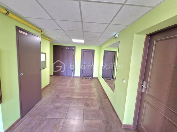 APPARTEMENT T3 A VENDRE 
dans un bel immeuble récent au norme pmr de 2013 - sécurisé par badge et interphone. Tous les commerces du centre et les bords de loire sont accessibles à 5 mn à
pied à Andrézieux-Bouthéon centre (42160) Loire. - L'appartement se situe au 1er étage - avec ascenseur. I| comprend une entrée avec vestiaire - wc indépendant 2m2-² chambres 13-12m²-une
salle d'eau 6m² un cellier et une cuisine équipée ouverte sur séiour de 32m² donnant sur une grande
terrasse plein sud de 13m² avec stores électriques.
Vous disposez d'un chauffage central  individuel gaz - double vitrage et volets électriques. Dans l'enceinte sécurisée de limmeuble - on dispose également d'un  garage de 18m² avec portail électrique. Très bon état
général. Secteur calme. N'attendez plus il est fait pour vous!! la vidéo est sur mon site Alexandre serre  bsk immobilier.Visite 7/7