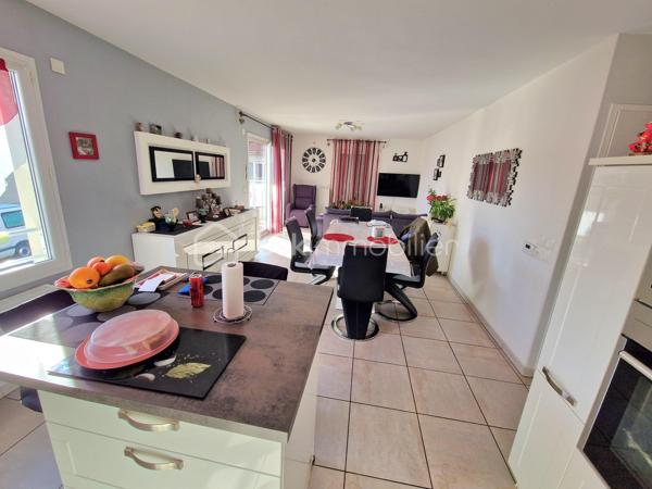 APPARTEMENT T3 A VENDRE 
dans un bel immeuble récent au norme pmr de 2013 - sécurisé par badge et interphone. Tous les commerces du centre et les bords de loire sont accessibles à 5 mn à
pied à Andrézieux-Bouthéon centre (42160) Loire. - L'appartement se situe au 1er étage - avec ascenseur. I| comprend une entrée avec vestiaire - wc indépendant 2m2-² chambres 13-12m²-une
salle d'eau 6m² un cellier et une cuisine équipée ouverte sur séiour de 32m² donnant sur une grande
terrasse plein sud de 13m² avec stores électriques.
Vous disposez d'un chauffage central  individuel gaz - double vitrage et volets électriques. Dans l'enceinte sécurisée de limmeuble - on dispose également d'un  garage de 18m² avec portail électrique. Très bon état
général. Secteur calme. N'attendez plus il est fait pour vous!! la vidéo est sur mon site Alexandre serre  bsk immobilier.Visite 7/7