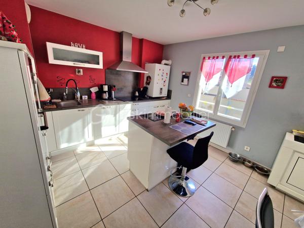 APPARTEMENT T3 A VENDRE 
dans un bel immeuble récent au norme pmr de 2013 - sécurisé par badge et interphone. Tous les commerces du centre et les bords de loire sont accessibles à 5 mn à
pied à Andrézieux-Bouthéon centre (42160) Loire. - L'appartement se situe au 1er étage - avec ascenseur. I| comprend une entrée avec vestiaire - wc indépendant 2m2-² chambres 13-12m²-une
salle d'eau 6m² un cellier et une cuisine équipée ouverte sur séiour de 32m² donnant sur une grande
terrasse plein sud de 13m² avec stores électriques.
Vous disposez d'un chauffage central  individuel gaz - double vitrage et volets électriques. Dans l'enceinte sécurisée de limmeuble - on dispose également d'un  garage de 18m² avec portail électrique. Très bon état
général. Secteur calme. N'attendez plus il est fait pour vous!! la vidéo est sur mon site Alexandre serre  bsk immobilier.Visite 7/7