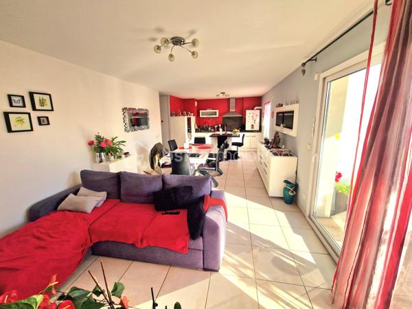 APPARTEMENT T3 A VENDRE 
dans un bel immeuble récent au norme pmr de 2013 - sécurisé par badge et interphone. Tous les commerces du centre et les bords de loire sont accessibles à 5 mn à
pied à Andrézieux-Bouthéon centre (42160) Loire. - L'appartement se situe au 1er étage - avec ascenseur. I| comprend une entrée avec vestiaire - wc indépendant 2m2-² chambres 13-12m²-une
salle d'eau 6m² un cellier et une cuisine équipée ouverte sur séiour de 32m² donnant sur une grande
terrasse plein sud de 13m² avec stores électriques.
Vous disposez d'un chauffage central  individuel gaz - double vitrage et volets électriques. Dans l'enceinte sécurisée de limmeuble - on dispose également d'un  garage de 18m² avec portail électrique. Très bon état
général. Secteur calme. N'attendez plus il est fait pour vous!! la vidéo est sur mon site Alexandre serre  bsk immobilier.Visite 7/7