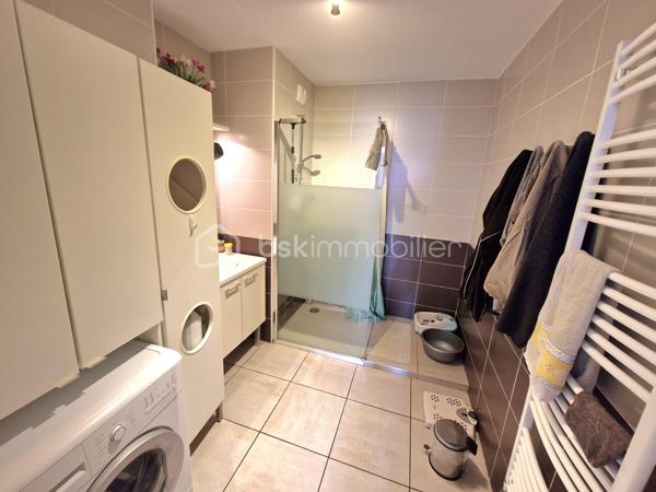 APPARTEMENT T3 A VENDRE 
dans un bel immeuble récent au norme pmr de 2013 - sécurisé par badge et interphone. Tous les commerces du centre et les bords de loire sont accessibles à 5 mn à
pied à Andrézieux-Bouthéon centre (42160) Loire. - L'appartement se situe au 1er étage - avec ascenseur. I| comprend une entrée avec vestiaire - wc indépendant 2m2-² chambres 13-12m²-une
salle d'eau 6m² un cellier et une cuisine équipée ouverte sur séiour de 32m² donnant sur une grande
terrasse plein sud de 13m² avec stores électriques.
Vous disposez d'un chauffage central  individuel gaz - double vitrage et volets électriques. Dans l'enceinte sécurisée de limmeuble - on dispose également d'un  garage de 18m² avec portail électrique. Très bon état
général. Secteur calme. N'attendez plus il est fait pour vous!! la vidéo est sur mon site Alexandre serre  bsk immobilier.Visite 7/7