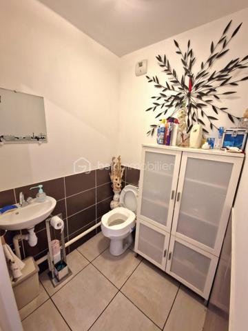 APPARTEMENT T3 A VENDRE 
dans un bel immeuble récent au norme pmr de 2013 - sécurisé par badge et interphone. Tous les commerces du centre et les bords de loire sont accessibles à 5 mn à
pied à Andrézieux-Bouthéon centre (42160) Loire. - L'appartement se situe au 1er étage - avec ascenseur. I| comprend une entrée avec vestiaire - wc indépendant 2m2-² chambres 13-12m²-une
salle d'eau 6m² un cellier et une cuisine équipée ouverte sur séiour de 32m² donnant sur une grande
terrasse plein sud de 13m² avec stores électriques.
Vous disposez d'un chauffage central  individuel gaz - double vitrage et volets électriques. Dans l'enceinte sécurisée de limmeuble - on dispose également d'un  garage de 18m² avec portail électrique. Très bon état
général. Secteur calme. N'attendez plus il est fait pour vous!! la vidéo est sur mon site Alexandre serre  bsk immobilier.Visite 7/7
