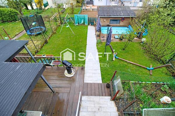 Maison avec 3 chambres, garage, 2 terrasses, jardin et piscine chauffée.