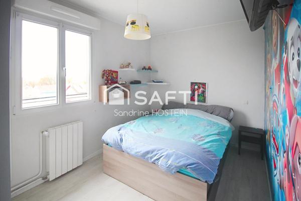 Maison avec 3 chambres, garage, 2 terrasses, jardin et piscine chauffée.