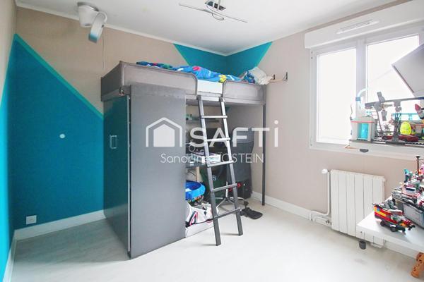 Maison avec 3 chambres, garage, 2 terrasses, jardin et piscine chauffée.