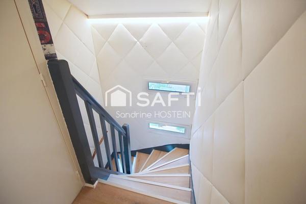 Maison avec 3 chambres, garage, 2 terrasses, jardin et piscine chauffée.