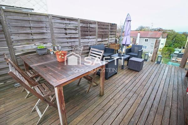 Maison avec 3 chambres, garage, 2 terrasses, jardin et piscine chauffée.