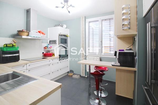 Maison avec 3 chambres, garage, 2 terrasses, jardin et piscine chauffée.