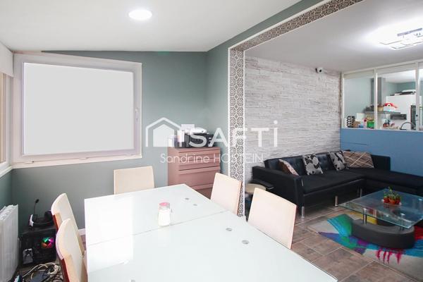 Maison avec 3 chambres, garage, 2 terrasses, jardin et piscine chauffée.