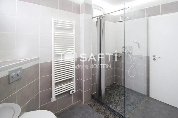 Maison avec 3 chambres, garage, 2 terrasses, jardin et piscine chauffée.