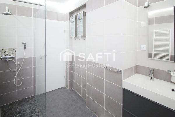 Maison avec 3 chambres, garage, 2 terrasses, jardin et piscine chauffée.