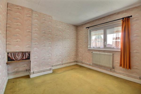 Maison des Enfants | Semi-individuelle de 113 m² à rénover avec garage et jardin