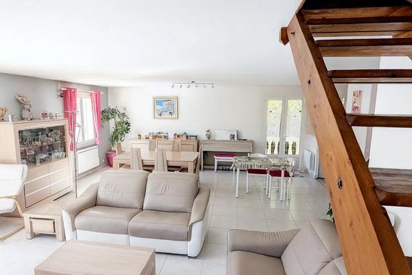 EYGUIÈRES (13) | Villa familiale de 165 m² avec 5 chambres, piscine et garage de 42 m² proche du centre village