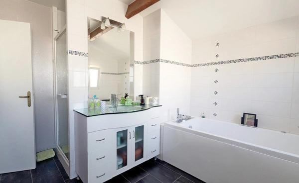 EYGUIÈRES (13) | Villa familiale de 165 m² avec 5 chambres, piscine et garage de 42 m² proche du centre village