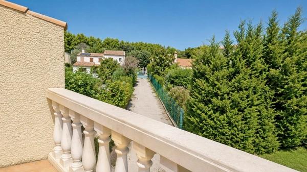 EYGUIÈRES (13) | Villa familiale de 165 m² avec 5 chambres, piscine et garage de 42 m² proche du centre village
