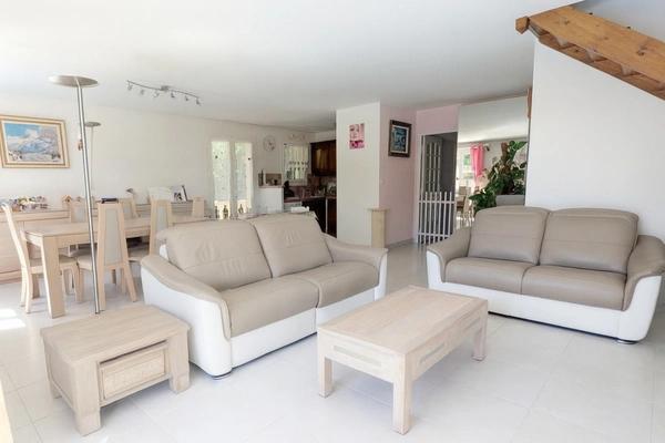 EYGUIÈRES (13) | Villa familiale de 165 m² avec 5 chambres, piscine et garage de 42 m² proche du centre village