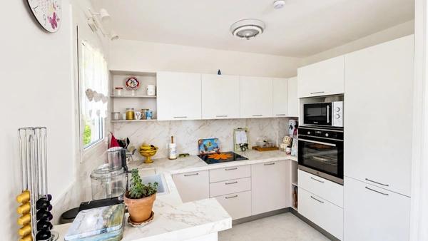 EYGUIÈRES (13) | Villa familiale de 165 m² avec 5 chambres, piscine et garage de 42 m² proche du centre village