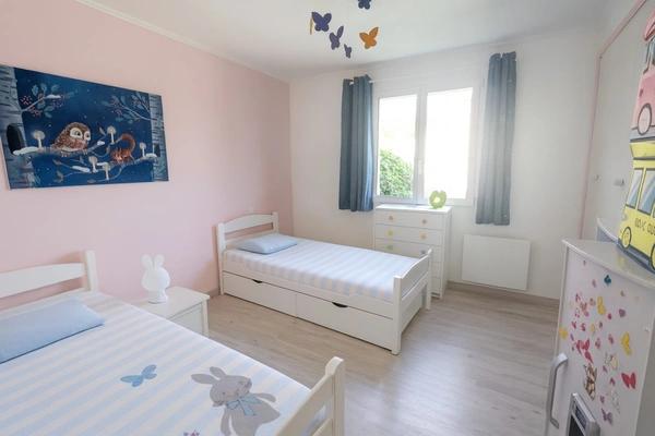 EYGUIÈRES (13) | Villa familiale de 165 m² avec 5 chambres, piscine et garage de 42 m² proche du centre village