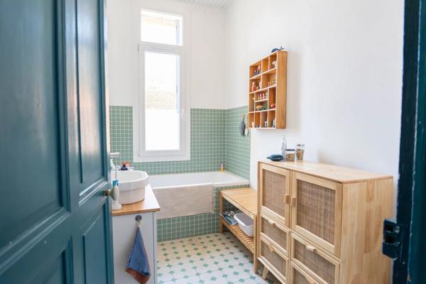 À vendre NÎMES  – Maison de caractère avec extérieur, garage et bassin – Quartier RÉVOLUTION