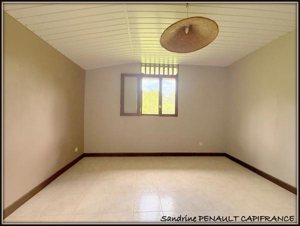 A VENDRE A SINNAMARY UNE MAGNIFIQUE MAISON T6 DE 122 m² SUPERFICIE TERRAIN 3,5 HECTARES - AU PRIX DE 249 000 €.