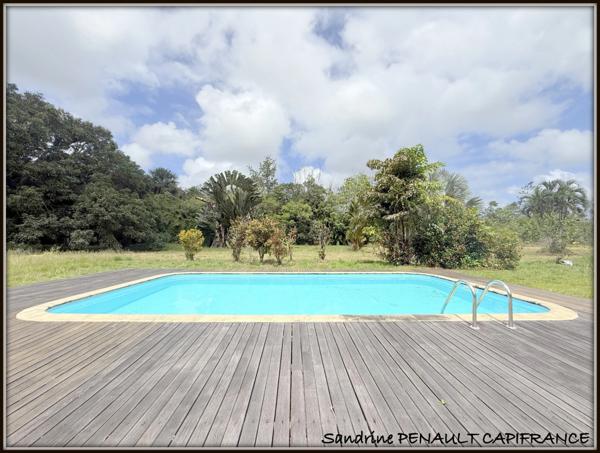 A VENDRE A SINNAMARY UNE MAGNIFIQUE MAISON T6 DE 122 m² SUPERFICIE TERRAIN 3,5 HECTARES - AU PRIX DE 249 000 €.