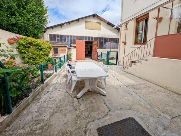 AFFAIRE EXCEPTIONNELLE POUR PARTICULIER OU PROFESSIONNEL OU GRANDE FAMILLE - A BOBIGNY 

DANS UN QUARTIER RECHERCHE DE BOBIGNY A LA LIMITE D'AUBERVILLIERS ET LA COURNEUVE ET A SEULEMENT 500M DU METRO LIGNE 7 LA COURNEUVE CE QUI VOUS PERMET D'ARRIVER AU CENTRE DE PARIS EN 30 MINUTES!

CET ENSEMBLE IMMOBILIER EST COMPOSE COMME SUIT:

Lot avant :
ENTREPOT / HANGAR de 110m2 - Accès avec hauteur sous plafond de 3m, et de 9m de large pouvant faire entrer plusieurs véhicules et utilitaires 
Volume +/- 438m3 - Hsp min. 3.2m - Hsp max 5.6m >>> idéal passionné, professionnel de l'automobile, mécanique, préparateur auto et tout autre activité.

STUDIO rattaché au compteur électrique de la maison principale de 15m2  avec une pièce de vie de 10.7 et une salle d'eau avec WC de 4m2

APPARTEMENT T2 de 45m2 avec compteur électrique individuel et refait à neuf: Entrée 10m2 avec chaufferie, à l'étage une cuisine 7.5m2, WC séparés, un séjour de 14m2, une chambre de 10.4m2 et une salle d'eau moderne avec WC de 3.7m2
 
MAISON INDIVIDUELLE de type T3 - 75m2 avec sous-sol
Une cuisine dinatoire de 10m2 un séjour exposé ouest de 23m2, une chamre de 11m3 et une deuxième chambre de 9m2, un bureau de 8m2 et une salle d'eau de 3.5m2 
La maison donne accès à une terrasse intimiste et des jardinets.

TAXE FONCIERE : 2659 EUROS / AN

Opportunité rarissime!