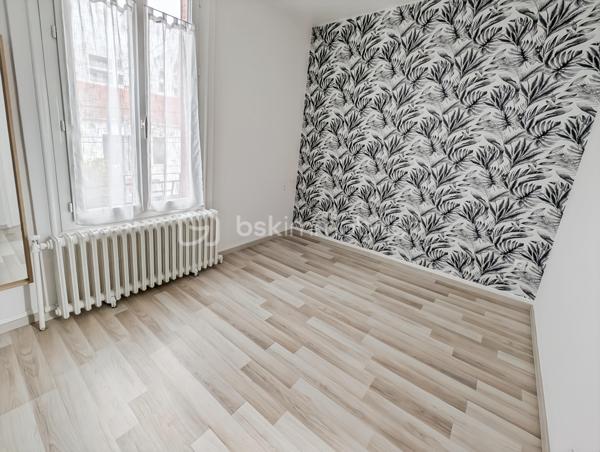 AFFAIRE EXCEPTIONNELLE POUR PARTICULIER OU PROFESSIONNEL OU GRANDE FAMILLE - A BOBIGNY 

DANS UN QUARTIER RECHERCHE DE BOBIGNY A LA LIMITE D'AUBERVILLIERS ET LA COURNEUVE ET A SEULEMENT 500M DU METRO LIGNE 7 LA COURNEUVE CE QUI VOUS PERMET D'ARRIVER AU CENTRE DE PARIS EN 30 MINUTES!

CET ENSEMBLE IMMOBILIER EST COMPOSE COMME SUIT:

Lot avant :
ENTREPOT / HANGAR de 110m2 - Accès avec hauteur sous plafond de 3m, et de 9m de large pouvant faire entrer plusieurs véhicules et utilitaires 
Volume +/- 438m3 - Hsp min. 3.2m - Hsp max 5.6m >>> idéal passionné, professionnel de l'automobile, mécanique, préparateur auto et tout autre activité.

STUDIO rattaché au compteur électrique de la maison principale de 15m2  avec une pièce de vie de 10.7 et une salle d'eau avec WC de 4m2

APPARTEMENT T2 de 45m2 avec compteur électrique individuel et refait à neuf: Entrée 10m2 avec chaufferie, à l'étage une cuisine 7.5m2, WC séparés, un séjour de 14m2, une chambre de 10.4m2 et une salle d'eau moderne avec WC de 3.7m2
 
MAISON INDIVIDUELLE de type T3 - 75m2 avec sous-sol
Une cuisine dinatoire de 10m2 un séjour exposé ouest de 23m2, une chamre de 11m3 et une deuxième chambre de 9m2, un bureau de 8m2 et une salle d'eau de 3.5m2 
La maison donne accès à une terrasse intimiste et des jardinets.

TAXE FONCIERE : 2659 EUROS / AN

Opportunité rarissime!