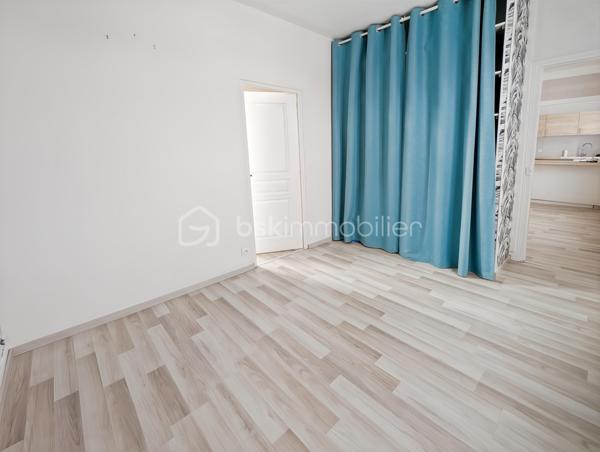 AFFAIRE EXCEPTIONNELLE POUR PARTICULIER OU PROFESSIONNEL OU GRANDE FAMILLE - A BOBIGNY 

DANS UN QUARTIER RECHERCHE DE BOBIGNY A LA LIMITE D'AUBERVILLIERS ET LA COURNEUVE ET A SEULEMENT 500M DU METRO LIGNE 7 LA COURNEUVE CE QUI VOUS PERMET D'ARRIVER AU CENTRE DE PARIS EN 30 MINUTES!

CET ENSEMBLE IMMOBILIER EST COMPOSE COMME SUIT:

Lot avant :
ENTREPOT / HANGAR de 110m2 - Accès avec hauteur sous plafond de 3m, et de 9m de large pouvant faire entrer plusieurs véhicules et utilitaires 
Volume +/- 438m3 - Hsp min. 3.2m - Hsp max 5.6m >>> idéal passionné, professionnel de l'automobile, mécanique, préparateur auto et tout autre activité.

STUDIO rattaché au compteur électrique de la maison principale de 15m2  avec une pièce de vie de 10.7 et une salle d'eau avec WC de 4m2

APPARTEMENT T2 de 45m2 avec compteur électrique individuel et refait à neuf: Entrée 10m2 avec chaufferie, à l'étage une cuisine 7.5m2, WC séparés, un séjour de 14m2, une chambre de 10.4m2 et une salle d'eau moderne avec WC de 3.7m2
 
MAISON INDIVIDUELLE de type T3 - 75m2 avec sous-sol
Une cuisine dinatoire de 10m2 un séjour exposé ouest de 23m2, une chamre de 11m3 et une deuxième chambre de 9m2, un bureau de 8m2 et une salle d'eau de 3.5m2 
La maison donne accès à une terrasse intimiste et des jardinets.

TAXE FONCIERE : 2659 EUROS / AN

Opportunité rarissime!
