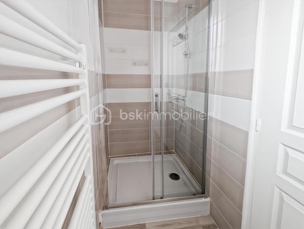 AFFAIRE EXCEPTIONNELLE POUR PARTICULIER OU PROFESSIONNEL OU GRANDE FAMILLE - A BOBIGNY 

DANS UN QUARTIER RECHERCHE DE BOBIGNY A LA LIMITE D'AUBERVILLIERS ET LA COURNEUVE ET A SEULEMENT 500M DU METRO LIGNE 7 LA COURNEUVE CE QUI VOUS PERMET D'ARRIVER AU CENTRE DE PARIS EN 30 MINUTES!

CET ENSEMBLE IMMOBILIER EST COMPOSE COMME SUIT:

Lot avant :
ENTREPOT / HANGAR de 110m2 - Accès avec hauteur sous plafond de 3m, et de 9m de large pouvant faire entrer plusieurs véhicules et utilitaires 
Volume +/- 438m3 - Hsp min. 3.2m - Hsp max 5.6m >>> idéal passionné, professionnel de l'automobile, mécanique, préparateur auto et tout autre activité.

STUDIO rattaché au compteur électrique de la maison principale de 15m2  avec une pièce de vie de 10.7 et une salle d'eau avec WC de 4m2

APPARTEMENT T2 de 45m2 avec compteur électrique individuel et refait à neuf: Entrée 10m2 avec chaufferie, à l'étage une cuisine 7.5m2, WC séparés, un séjour de 14m2, une chambre de 10.4m2 et une salle d'eau moderne avec WC de 3.7m2
 
MAISON INDIVIDUELLE de type T3 - 75m2 avec sous-sol
Une cuisine dinatoire de 10m2 un séjour exposé ouest de 23m2, une chamre de 11m3 et une deuxième chambre de 9m2, un bureau de 8m2 et une salle d'eau de 3.5m2 
La maison donne accès à une terrasse intimiste et des jardinets.

TAXE FONCIERE : 2659 EUROS / AN

Opportunité rarissime!