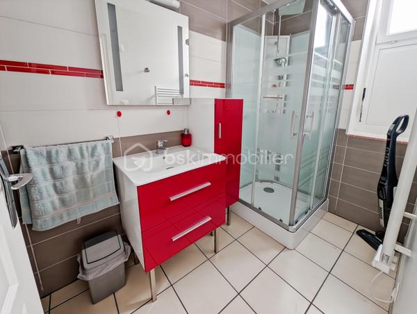 AFFAIRE EXCEPTIONNELLE POUR PARTICULIER OU PROFESSIONNEL OU GRANDE FAMILLE - A BOBIGNY 

DANS UN QUARTIER RECHERCHE DE BOBIGNY A LA LIMITE D'AUBERVILLIERS ET LA COURNEUVE ET A SEULEMENT 500M DU METRO LIGNE 7 LA COURNEUVE CE QUI VOUS PERMET D'ARRIVER AU CENTRE DE PARIS EN 30 MINUTES!

CET ENSEMBLE IMMOBILIER EST COMPOSE COMME SUIT:

Lot avant :
ENTREPOT / HANGAR de 110m2 - Accès avec hauteur sous plafond de 3m, et de 9m de large pouvant faire entrer plusieurs véhicules et utilitaires 
Volume +/- 438m3 - Hsp min. 3.2m - Hsp max 5.6m >>> idéal passionné, professionnel de l'automobile, mécanique, préparateur auto et tout autre activité.

STUDIO rattaché au compteur électrique de la maison principale de 15m2  avec une pièce de vie de 10.7 et une salle d'eau avec WC de 4m2

APPARTEMENT T2 de 45m2 avec compteur électrique individuel et refait à neuf: Entrée 10m2 avec chaufferie, à l'étage une cuisine 7.5m2, WC séparés, un séjour de 14m2, une chambre de 10.4m2 et une salle d'eau moderne avec WC de 3.7m2
 
MAISON INDIVIDUELLE de type T3 - 75m2 avec sous-sol
Une cuisine dinatoire de 10m2 un séjour exposé ouest de 23m2, une chamre de 11m3 et une deuxième chambre de 9m2, un bureau de 8m2 et une salle d'eau de 3.5m2 
La maison donne accès à une terrasse intimiste et des jardinets.

TAXE FONCIERE : 2659 EUROS / AN

Opportunité rarissime!