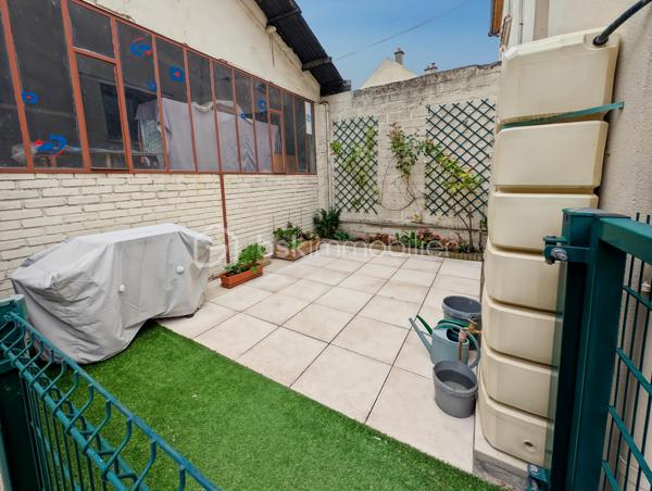 AFFAIRE EXCEPTIONNELLE POUR PARTICULIER OU PROFESSIONNEL OU GRANDE FAMILLE - A BOBIGNY 

DANS UN QUARTIER RECHERCHE DE BOBIGNY A LA LIMITE D'AUBERVILLIERS ET LA COURNEUVE ET A SEULEMENT 500M DU METRO LIGNE 7 LA COURNEUVE CE QUI VOUS PERMET D'ARRIVER AU CENTRE DE PARIS EN 30 MINUTES!

CET ENSEMBLE IMMOBILIER EST COMPOSE COMME SUIT:

Lot avant :
ENTREPOT / HANGAR de 110m2 - Accès avec hauteur sous plafond de 3m, et de 9m de large pouvant faire entrer plusieurs véhicules et utilitaires 
Volume +/- 438m3 - Hsp min. 3.2m - Hsp max 5.6m >>> idéal passionné, professionnel de l'automobile, mécanique, préparateur auto et tout autre activité.

STUDIO rattaché au compteur électrique de la maison principale de 15m2  avec une pièce de vie de 10.7 et une salle d'eau avec WC de 4m2

APPARTEMENT T2 de 45m2 avec compteur électrique individuel et refait à neuf: Entrée 10m2 avec chaufferie, à l'étage une cuisine 7.5m2, WC séparés, un séjour de 14m2, une chambre de 10.4m2 et une salle d'eau moderne avec WC de 3.7m2
 
MAISON INDIVIDUELLE de type T3 - 75m2 avec sous-sol
Une cuisine dinatoire de 10m2 un séjour exposé ouest de 23m2, une chamre de 11m3 et une deuxième chambre de 9m2, un bureau de 8m2 et une salle d'eau de 3.5m2 
La maison donne accès à une terrasse intimiste et des jardinets.

TAXE FONCIERE : 2659 EUROS / AN

Opportunité rarissime!