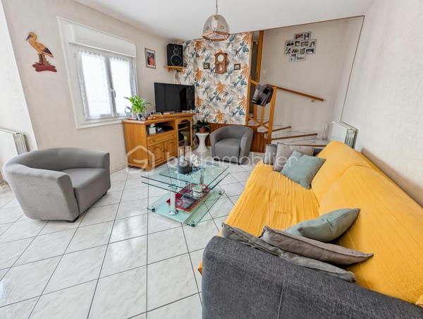 AFFAIRE EXCEPTIONNELLE POUR PARTICULIER OU PROFESSIONNEL OU GRANDE FAMILLE - A BOBIGNY 

DANS UN QUARTIER RECHERCHE DE BOBIGNY A LA LIMITE D'AUBERVILLIERS ET LA COURNEUVE ET A SEULEMENT 500M DU METRO LIGNE 7 LA COURNEUVE CE QUI VOUS PERMET D'ARRIVER AU CENTRE DE PARIS EN 30 MINUTES!

CET ENSEMBLE IMMOBILIER EST COMPOSE COMME SUIT:

Lot avant :
ENTREPOT / HANGAR de 110m2 - Accès avec hauteur sous plafond de 3m, et de 9m de large pouvant faire entrer plusieurs véhicules et utilitaires 
Volume +/- 438m3 - Hsp min. 3.2m - Hsp max 5.6m >>> idéal passionné, professionnel de l'automobile, mécanique, préparateur auto et tout autre activité.

STUDIO rattaché au compteur électrique de la maison principale de 15m2  avec une pièce de vie de 10.7 et une salle d'eau avec WC de 4m2

APPARTEMENT T2 de 45m2 avec compteur électrique individuel et refait à neuf: Entrée 10m2 avec chaufferie, à l'étage une cuisine 7.5m2, WC séparés, un séjour de 14m2, une chambre de 10.4m2 et une salle d'eau moderne avec WC de 3.7m2
 
MAISON INDIVIDUELLE de type T3 - 75m2 avec sous-sol
Une cuisine dinatoire de 10m2 un séjour exposé ouest de 23m2, une chamre de 11m3 et une deuxième chambre de 9m2, un bureau de 8m2 et une salle d'eau de 3.5m2 
La maison donne accès à une terrasse intimiste et des jardinets.

TAXE FONCIERE : 2659 EUROS / AN

Opportunité rarissime!