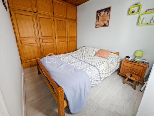 AFFAIRE EXCEPTIONNELLE POUR PARTICULIER OU PROFESSIONNEL OU GRANDE FAMILLE - A BOBIGNY 

DANS UN QUARTIER RECHERCHE DE BOBIGNY A LA LIMITE D'AUBERVILLIERS ET LA COURNEUVE ET A SEULEMENT 500M DU METRO LIGNE 7 LA COURNEUVE CE QUI VOUS PERMET D'ARRIVER AU CENTRE DE PARIS EN 30 MINUTES!

CET ENSEMBLE IMMOBILIER EST COMPOSE COMME SUIT:

Lot avant :
ENTREPOT / HANGAR de 110m2 - Accès avec hauteur sous plafond de 3m, et de 9m de large pouvant faire entrer plusieurs véhicules et utilitaires 
Volume +/- 438m3 - Hsp min. 3.2m - Hsp max 5.6m >>> idéal passionné, professionnel de l'automobile, mécanique, préparateur auto et tout autre activité.

STUDIO rattaché au compteur électrique de la maison principale de 15m2  avec une pièce de vie de 10.7 et une salle d'eau avec WC de 4m2

APPARTEMENT T2 de 45m2 avec compteur électrique individuel et refait à neuf: Entrée 10m2 avec chaufferie, à l'étage une cuisine 7.5m2, WC séparés, un séjour de 14m2, une chambre de 10.4m2 et une salle d'eau moderne avec WC de 3.7m2
 
MAISON INDIVIDUELLE de type T3 - 75m2 avec sous-sol
Une cuisine dinatoire de 10m2 un séjour exposé ouest de 23m2, une chamre de 11m3 et une deuxième chambre de 9m2, un bureau de 8m2 et une salle d'eau de 3.5m2 
La maison donne accès à une terrasse intimiste et des jardinets.

TAXE FONCIERE : 2659 EUROS / AN

Opportunité rarissime!