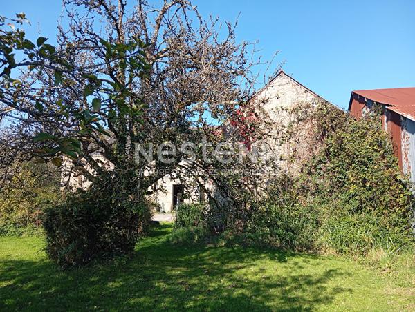 BIGNAN - Longère à rénover avec 4.4 hectares de terrain à vendre