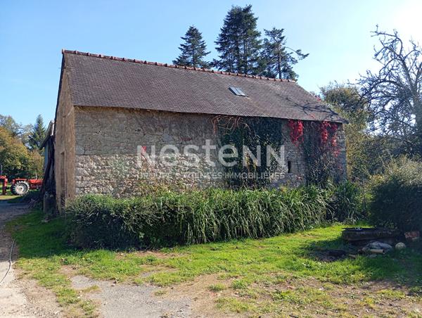 BIGNAN - Longère à rénover avec 4.4 hectares de terrain à vendre