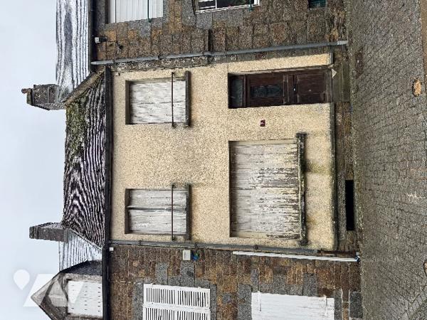 A CARROUGES - une maison d'habitation à rénover (93m²), en plein coeur de CARROUGES