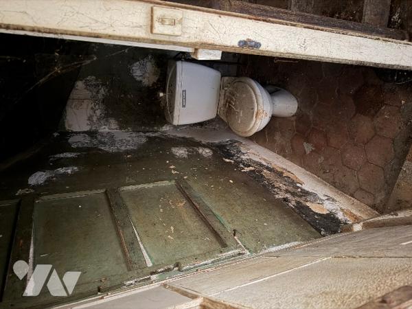 A CARROUGES - une maison d'habitation à rénover (93m²), en plein coeur de CARROUGES