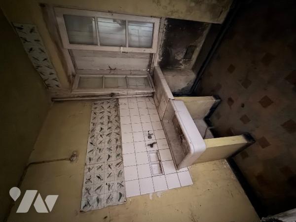 A CARROUGES - une maison d'habitation à rénover (93m²), en plein coeur de CARROUGES