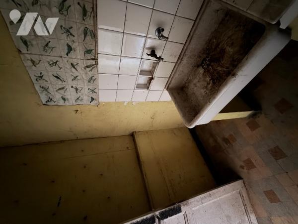 A CARROUGES - une maison d'habitation à rénover (93m²), en plein coeur de CARROUGES