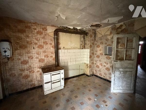 A CARROUGES - une maison d'habitation à rénover (93m²), en plein coeur de CARROUGES