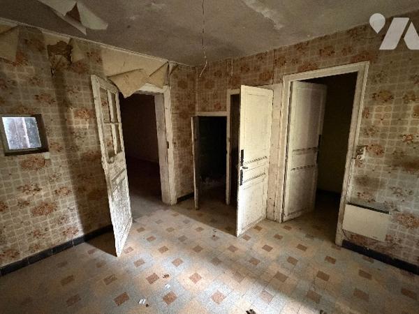 A CARROUGES - une maison d'habitation à rénover (93m²), en plein coeur de CARROUGES