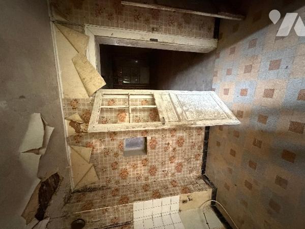 A CARROUGES - une maison d'habitation à rénover (93m²), en plein coeur de CARROUGES