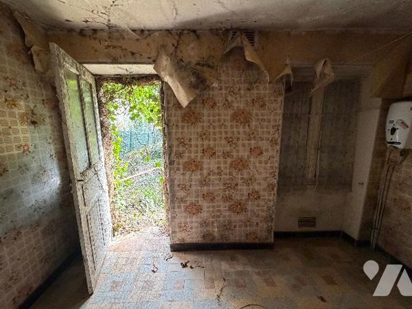 A CARROUGES - une maison d'habitation à rénover (93m²), en plein coeur de CARROUGES