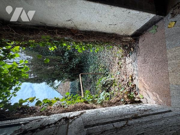 A CARROUGES - une maison d'habitation à rénover (93m²), en plein coeur de CARROUGES